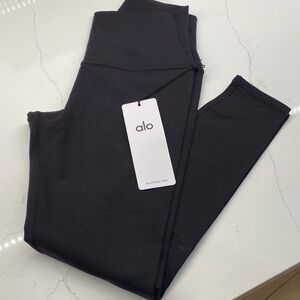 NWT ALO 7/8 High Waist Airbrush Legging
ALO Yoga